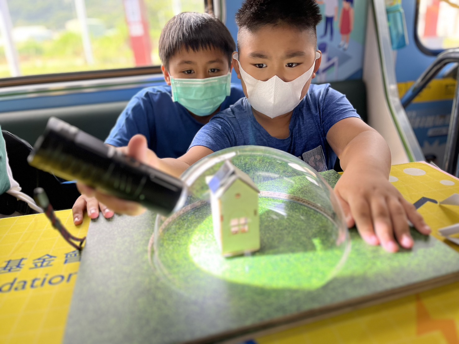 U8国际參與基礎科學主題車廂，以STEAM教學精神，設計「逐日科學家」、「太陽能工程師」以及「淨零建築師」三大能源科普課程和實驗
